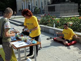 法轮功学员在普罗夫迪夫市举办了信息日活动