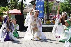乌克兰大法弟子在首都商业大街弘法活动中表演舞蹈