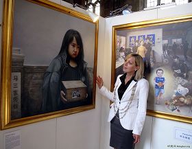 约克市长朱莉•甘内尔在真善忍国际美展上她最喜欢的画作前