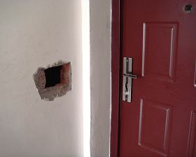 图1：被恶警砸过的门和墙