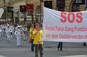 法轮功学员在奥地利首都维也纳举行游行，呼吁制止中共迫害法轮功