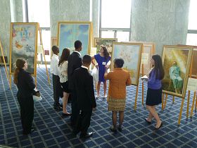 图7:真善忍国际美展在美国国会Rayburn众议院办公室大楼里举行