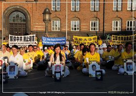 '欧洲法轮功学员在丹麦首都哥本哈根市政厅前悼念被中共迫害致死的中国大陆同修'