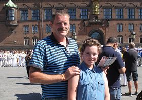 图9：鲁诺（Luno）和女儿路易莎（Louisa）在哥本哈根议会广场看到了欧洲法轮功学员反迫害集会。