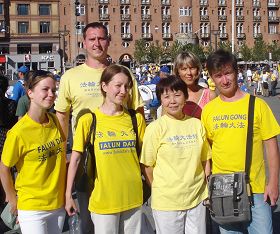 图1：亚力山大（后排男士）和其他来自俄罗斯的法轮功学员在丹麦议会大厦广场上