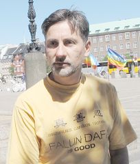 图4：来自塞尔维亚的德扬（Dejan）正准备参加哥本哈根法轮功反迫害大游行