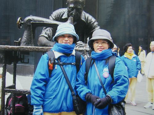 图1：林女士（左）于二零零六年和姐姐一起参加纽约法会期间的遊行。