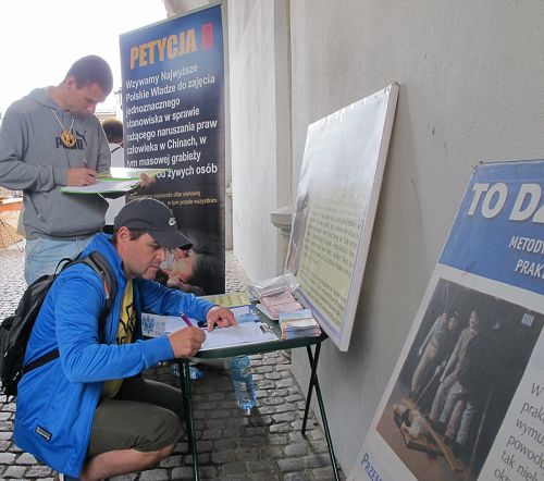 '格但斯克市民、游客纷纷签名，呼吁制止中共强摘器官暴行'