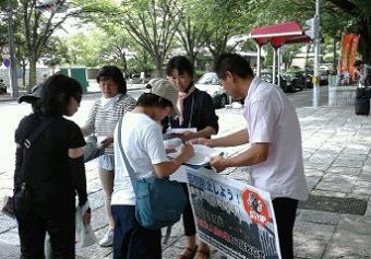 图：名古屋城前，游人签名呼吁制止中共活摘法轮功学员器官的暴行
