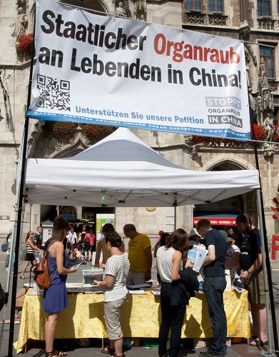 图：慕尼黑玛琳广场上，人们签名谴责中共活摘器官