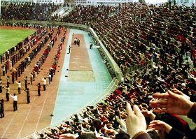 图：一九九九年七月二十日前，大庆市法轮功学员在大庆体育场集体炼功场面。