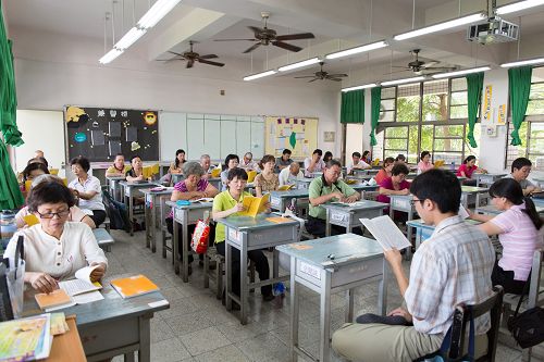 二零一三年八月十八日，高雄市法轮功学员在小港高中举办集体学法交流，上午在不同教室分小组学法交流。