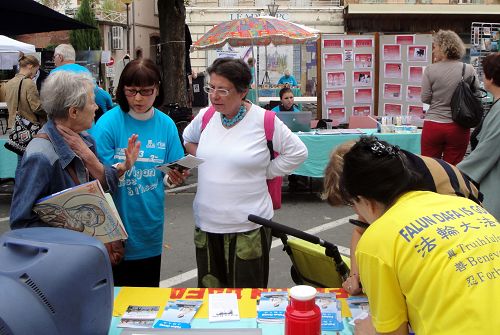 图：在法国南部阿尔比市民间协会节上向人们介绍法轮大法