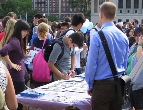 图1-6：哥伦比亚大学法轮大法俱乐部在学生活动日上设立摊位，向校友和新生介绍法轮大法及其真相。许多学生驻足了解真相，有的并在“停止活摘器官”的征签表签名。