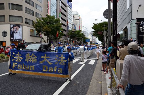 “反对中共活摘法轮功学员器官”的游行队伍由天国乐团做前导，在名古屋市最繁华地段――荣（Sakae）进行，许多民众驻足观看。
