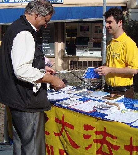 二零一三年九月二十一日，蒙丁在弗莱堡举办的信息日上跟民众讲真相。