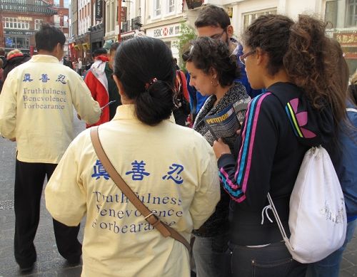 图2：不受语言障碍，几位西班牙游客一个接一个的签字支持反迫害