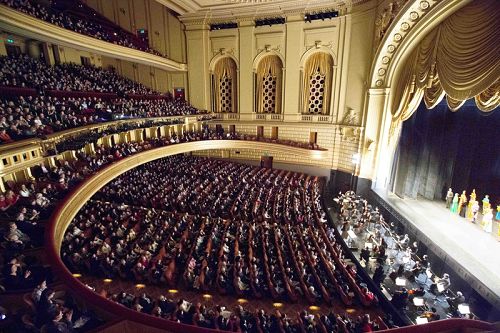 图0：二零一四年一月十二日，神韵国际艺术团在旧金山歌剧院上演了最后一场演出，继续爆满。满场观众以雷鸣般、持久的掌声向神韵艺术家们致意。