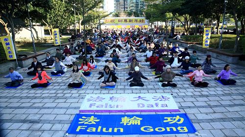 图3.拜年后,学员集体炼功,将法轮大法的美好展现给世人