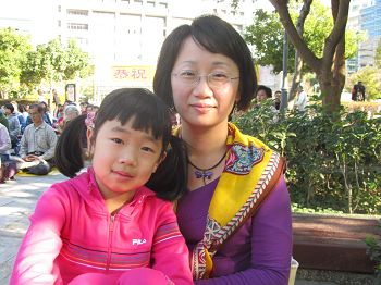 高学位的冠园偕同女儿彤彤向师父拜年,恭祝“师父新年好!”