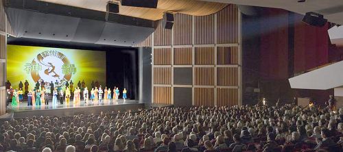 '神韵世界艺术团在汉密尔顿的两场演出满场，而高价票备受观众追捧。图为晚场谢幕场景。'