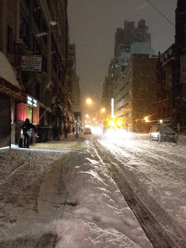 图一、一月二十一日晚暴风雪中天梯书店所在的曼哈顿街道