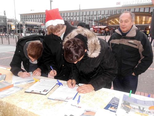 '德国民众在制止活摘法轮功学员器官的征签表上签字'