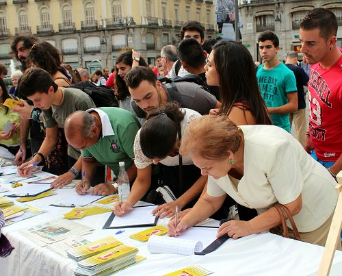 图6-7：在马德里市中心的太阳门广场，人们纷纷签名谴责中共活摘器官暴行