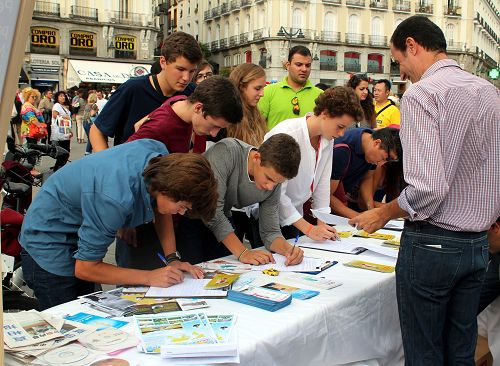 2014-10-10-minghui-falun-gong-spain-07--ss.jpg