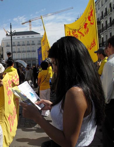 2014-10-10-minghui-falun-gong-spain-09--ss.jpg