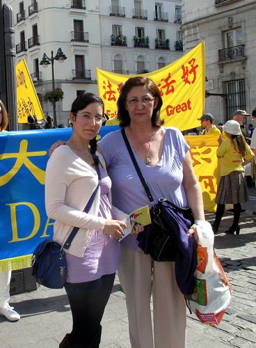 图10：学艺术的西班牙大学生马瑞安（Maria）和母亲在欧洲法轮功学员反迫害集会现场