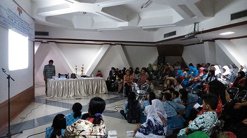 图1:印尼非政府组织CICS和东爪哇历史教师协会举办“激进主义和共产主义的威胁”研讨会,邀请法轮功学员讲述发生在中国的迫害详情