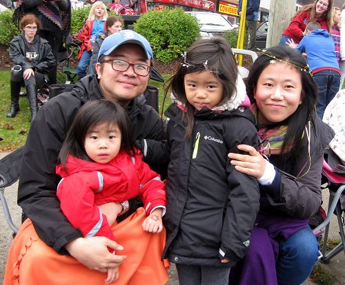 来自韩国的James和太太带着孩子一起看过，James说：“每次看到法轮功的队伍我们都很高兴。