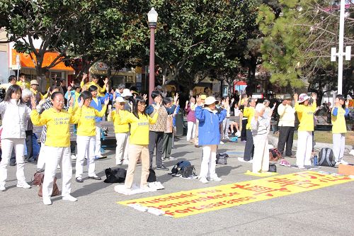 图1：法轮功学员在旧金山唐人街花园角炼功