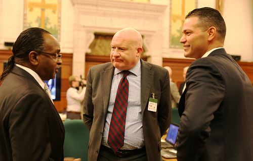 加拿大国会议员与听证会的两名证人——戴蒙•诺托医生和葛特曼先生交谈