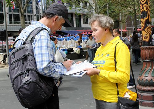 2014-10-26-minghui-falun-gong-melbourne-05--ss.jpg