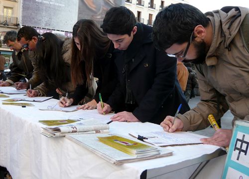 图1：西班牙民众在马德里太阳门广场踊跃签名，声援法轮功反中共活摘器官暴行