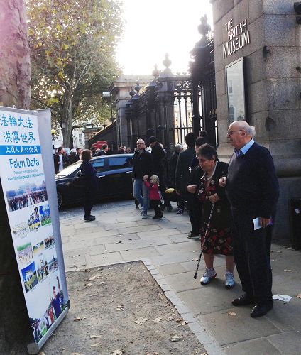 2014-10-31-minghui-falun-gong-london-01--ss.jpg