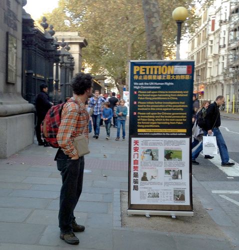 2014-10-31-minghui-falun-gong-london-03--ss.jpg