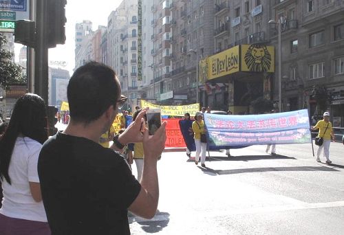 2014-10-7-minghui-falun-gong-madrid-02--ss.jpg