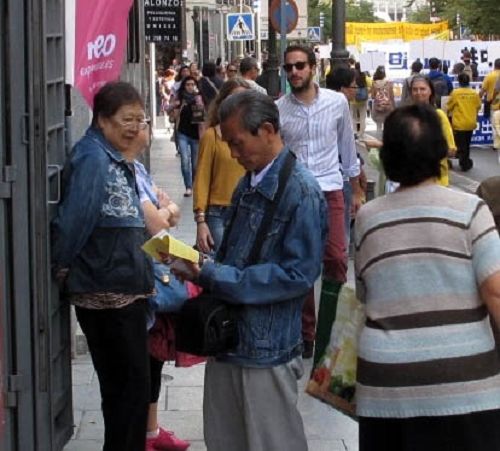 2014-10-7-minghui-falun-gong-madrid-03--ss.jpg