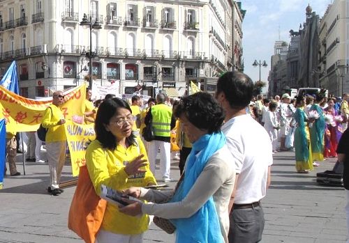 2014-10-7-minghui-falun-gong-madrid-06--ss.jpg