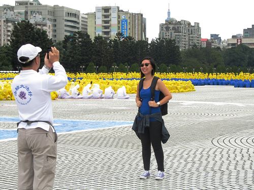 图2：游客与法轮功学员画面合照留念。