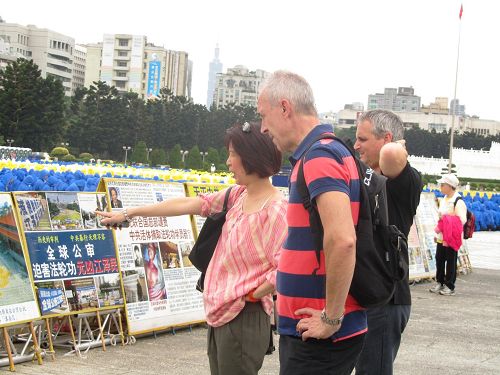 图3-5.：排字主场周边排列的真相照片吸引各国游客的好奇与关注。