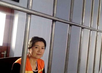图四：目前被关押在佳木斯看守所，铁窗下欲被非法判刑的法轮功修炼者孟繁荔。