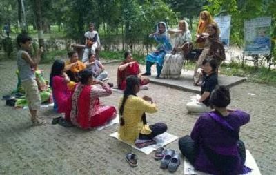 图2：二零一四年十一月八日，法轮功学员在Ramna公园内教功弘法，Tajkerak身着浅色莎丽坐在石凳中间