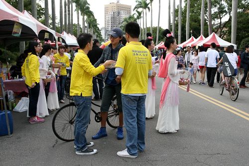 2014-11-16-minghui-falun-gong-taiwanuniv-05--ss.jpg