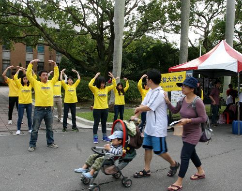 图7：观看学员功法演示，很多台湾民众感兴趣