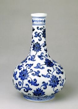 图5：宣德年间的青花瓷色彩干净，除采用佛家文化常用的莲花纹，还采用海水纹，很独特