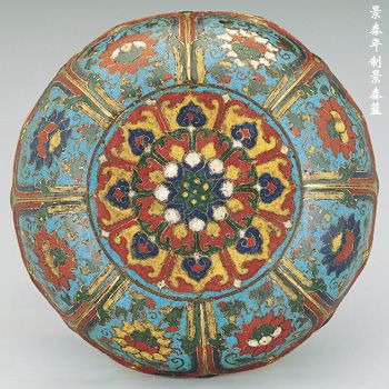 图6：景泰年间的“景泰蓝”，有佛家文化常用的莲花图案，以非常漂亮的宝蓝色底色，搭配上红、黄、深蓝，色彩对比鲜艳、明亮